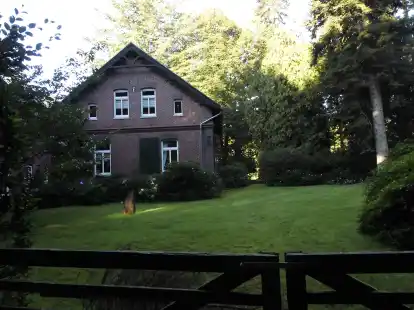 Das Forsthaus steht im Knyphauser Wald.