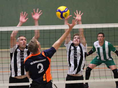 Erfolgreich zum Sieg gestreckt haben sich die Landesliga-Volleyballer des Vareler TB (schwarz-wei&szlig;e Trikots) gegen die VG Delmenhorst-Stenum II.