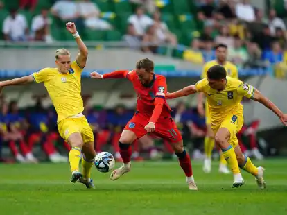 Englands James Maddison (M) wird gleich von zwei Ukrainern bedr&auml;ngt.