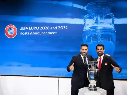 Die EM-Botschafter f&uuml;r 2032, Gianluigi Buffon (l) und Volkan Demirel.