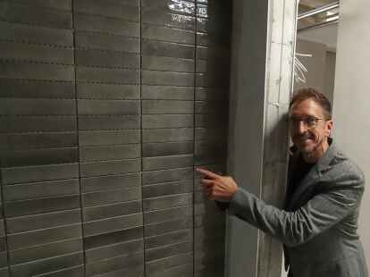 WTG-Gesch&auml;ftsf&uuml;hrer Armin Kanning zeigt, wie weit die Arbeiten bereits vorangeschritten sind.