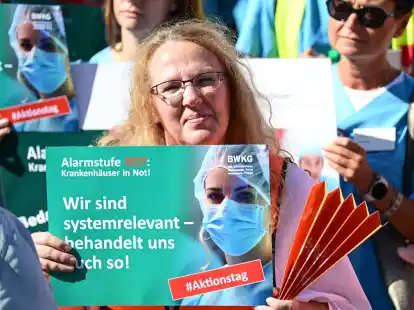 Mitarbeiter und Mitarbeiterinnen von Krankenh&auml;usern protestieren am 20.09.2023 auf dem Schlossplatz in Stuttgart. Nach einer Umfrage unter den 600 gr&ouml;&szlig;ten deutschen Kliniken aus dem Sommer schreibt &uuml;ber die H&auml;lfte rote Zahlen.