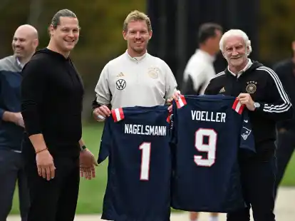 Julian Nagelsmann und Rudi V&ouml;ller mit Trikots der New England Patriots.