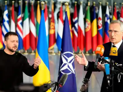Pr&auml;sident Wolodymyr Selenskyj zusammen mit Nato-Generalsekret&auml;r Jens Stoltenberg im Nato-Hauptquartier in Br&uuml;ssel.
