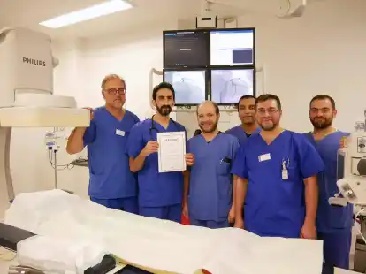 &bdquo;Kardiologie ist Teamarbeit&ldquo;, sagt Chefarzt Dr. Torsten Stein (links), der gemeinsam mit seinem Team aus Ober- und Fach&auml;rzten stolz die Zertifizierung des leitenden Oberarztes Louay Alhaiany (2. v. l.) pr&auml;sentiert.