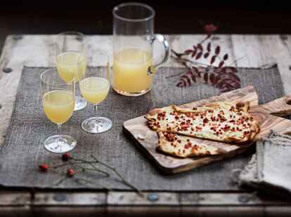 So schmeckt der Herbst: Zum Federwei&szlig;er k&ouml;nnen Sie einen Flamm- oder Zwiebelkuchen servieren.