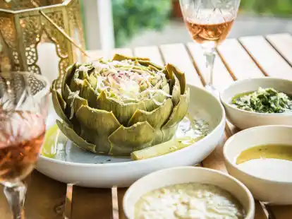 Wird die Artischocke im Ganzen gereicht, serviert man Dips, wie Vinaigrette,  Kr&auml;uter-Oliven&ouml;l-Dip oder frische Parmesanhobel dazu. Darin werden die einzelnen Bl&auml;tter eingetunkt und ausgezuselt.