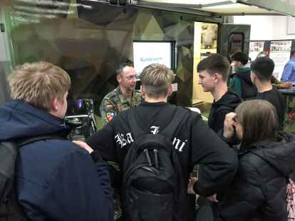 &bdquo;Viele fragen konkret nach dem Beruf des Soldaten&ldquo;: Infostand der Bundeswehr in der Nordseehalle.