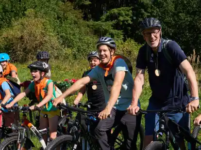 Ex-Formel-1-Weltmeister Sebastian Vettel und F&ouml;rster und Buchautor Peter Wohlleben (r) erkunden zusammen mit Grundsch&uuml;lern aus Wershofen die Natur rund um den N&uuml;rburgring.