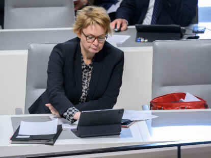 Sitzt auf der Regierungsbank im Nieders&auml;chsischen Landtag: Innenministerin Daniela Behrens (SPD)