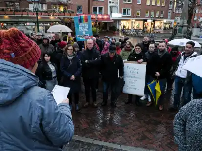 Teilnehmer einer &bdquo;Omas gegen rechts&ldquo;-Demonstration in Emden.