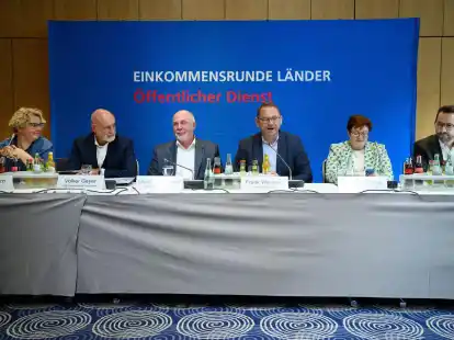 Pressekonferenz &uuml;ber den Beschluss der Tarifkommissionen der Vereinten Dienstleistungsgewerkschaft (Verdi) und des dbb Beamtenbund und Tarifunion in Berlin.