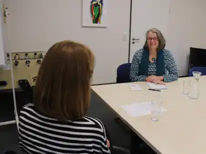 B&auml;rbel A. m&ouml;chte eine Selbsthilfegruppe f&uuml;r Long-Covid-Betroffene gr&uuml;nden. Irma Hamann (rechts) von der Selbsthilfe-Kontaktstelle unterst&uuml;tzt sie dabei.