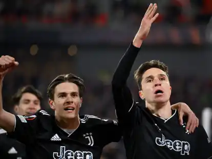 Gegen Juventus-Profi Nicol&ograve; Fagioli (l) laufen Ermittlungen.