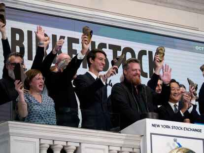 Oliver Reichert (2.v.r), CEO von Birkenstock, winkt, als er die Er&ouml;ffnungsglocke der New Yorker B&ouml;rse l&auml;utet, kurz bevor sein Unternehmen offiziell an die B&ouml;rse geht.