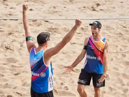 Stehen bei der Beach-WM im Achtelfinale: Nils Ehlers (l) und Clemens Wickler.