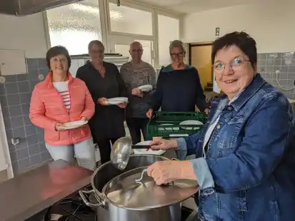 Bettina Raetze (vorne) geh&ouml;rt zum K&uuml;chenteam, das im Mehrgenerationenhaus f&uuml;r Wohnungslose kocht. In der Ausgabe der Wohnungslosenhilfe sind (von links) Kirstin Achter, Kerstin Beyer, Lorenz Heiner und Imke Gewinn ehrenamtlich t&auml;tig.