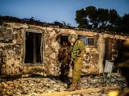 Ein israelischer Soldat inspiziert ein zerst&ouml;rtes Haus im Kibbutz Beeri. Rettungskr&auml;fte hatten von dort grausame Bilder ver&ouml;ffentlicht.