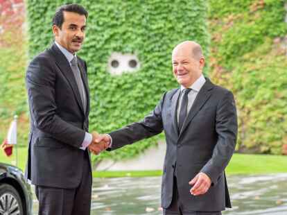 Kanzler Olaf Scholz begr&uuml;sst den Emir von Katar, Scheich Tamim bin Hamad bin Khalifa Al Thani, am Kanzleramt.