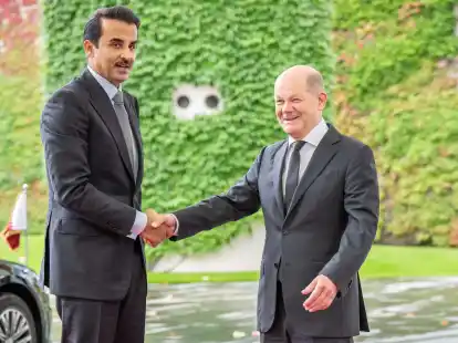 Kanzler Olaf Scholz begr&uuml;sst den Emir von Katar, Scheich Tamim bin Hamad bin Khalifa Al Thani, am Kanzleramt.