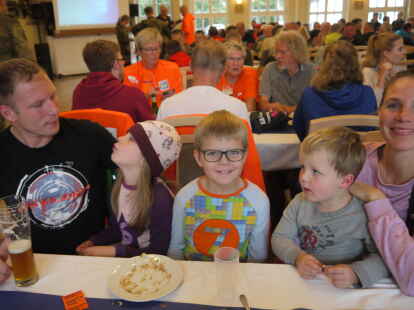 St&auml;rkten sich nach dem Lauf im Offiziersheim: Stefan und Stefanie Beckmann aus Rahrdum mit ihren drei Kindern. Foto: Dietmar Reck.
