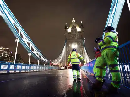 Ingenieure arbeiten an der Tower Bridge. Zum ersten Mal seit Jahrzehnten werden die zwei Meter langen &laquo;Nasenbolzen&raquo;, die die beiden Bask&uuml;len (Br&uuml;ckendecks) zusammenhalten, wenn die Br&uuml;cke geschlossen ist, entfernt und ersetzt.