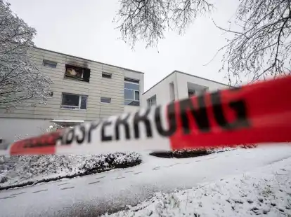 Polizeiabsperrband ist nach einem Brand in einer Pflegeeinrichtung in Reutlingen im Januar dieses Jahres um Teile des Geb&auml;udes angebracht.