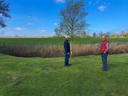 Die geplante Fl&auml;che f&uuml;r den &bdquo;Pudding-Park&ldquo; mit Blick Richtung Westen und mit den Initiatoren Karl-Heinz Ockenga und Eddy Goldenstein (v. l.).