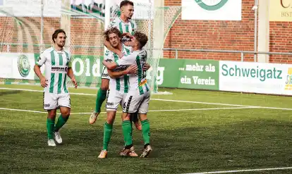 R&uuml;ckkehrer: Tade Niehues (Mitte) &ndash; hier mit Fynn Friedrichs (links), Ermal Pepshi (oben) und Moritz Brinkmann (rechts) beim Torjubel gegen Eilvese, spielte 2022/23 in Emden.