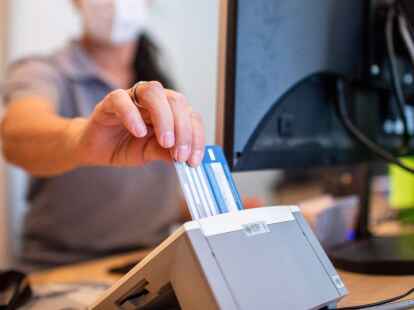 Statt eines Rezeptes auf Papier: Auch &uuml;ber die Versichertenkarte der Krankenkasse lassen sich k&uuml;nftig Medikakmente aus der Apotheke abholen.