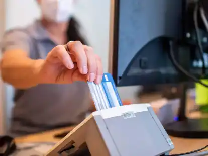 Statt eines Rezeptes auf Papier: Auch &uuml;ber die Versichertenkarte der Krankenkasse lassen sich k&uuml;nftig Medikakmente aus der Apotheke abholen.