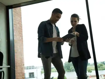 Mal aufstehen und pers&ouml;nlich mit den Kollegen im B&uuml;ro sprechen - M&ouml;glichkeiten, Bewegung in den Alltag einzubauen, gibt es viele.