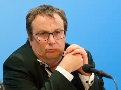 Der Vorsitzende der Verkehrsministerkonferenz,  Oliver Krischer (B&uuml;ndnis 90/Die Gr&uuml;nen), bei der Pressekonferenz zum Abschluss.