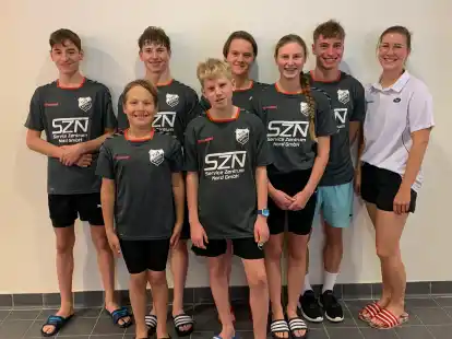 Gut aufgestellt pr&auml;sentierten sich die B&uuml;ppeler (von links) Sven M&uuml;ller-Lopez, Mischa Angelov, Nicolas J&uuml;nger, Niklas Gro&szlig;, Jette Mahlow, Jette Due, Renke M&ouml;ller und Kampfrichterin Lea Heinecke bei den Bezirksmeisterschaften der Schwimmer.