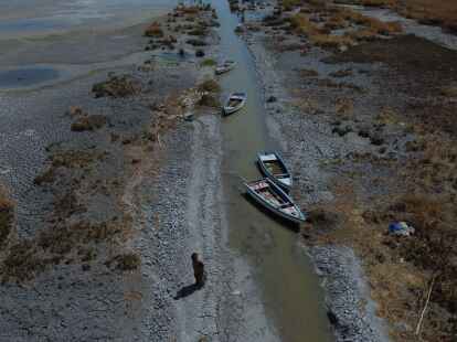 Boote an einem fast ausgetrockneten Ufer des Titicacasees nahe der Ortschaft Huarina in Bolivien.