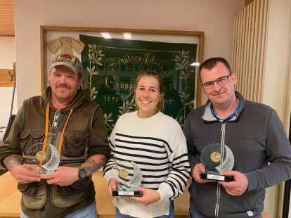 Die Pokalsieger im Oktober (von links): Andreas Spika (Altersklasse), Katja Hammler (Damen) und J&ouml;rg W&uuml;hrdemann (Sch&uuml;tzenklasse).