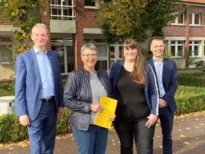 Stellten den Haushaltsplanentwurf der Gemeinde Ganderkesee f&uuml;r 2024 vor: B&uuml;rgermeister Ralf Wessel (von links), Fachdienstleiterin Rita Bande, ihre designierte Nachfolgerin Rena Heinecke und Erster Gemeinderat Matthias Meyer.