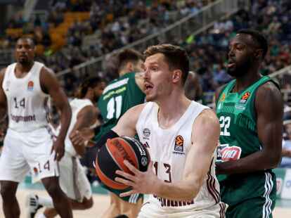 Andreas Obst (M) und die Bayern kassierten bei Panathinaikos eine Niederlage.