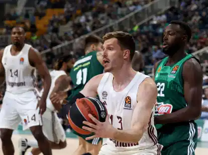 Andreas Obst (M) und die Bayern kassierten bei Panathinaikos eine Niederlage.