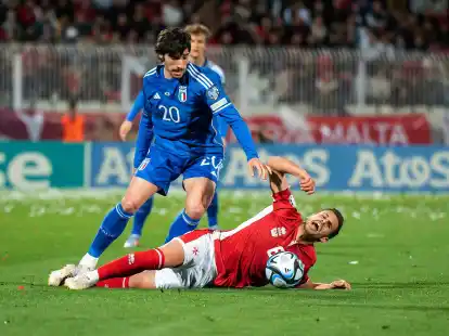 Italiens Sandro Tonali (l) musste wegen des Vorwurfs illegaler Wetten aus dem Trainingslager abreisen.