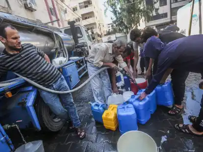 In Gaza-Stadt wird Trinkwasser verteilt. Nach dem Massaker der islamistischen Hamas in Israel bombardiert die Armee des Landes den dicht besidelten Gazastreifen.