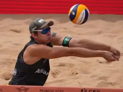 Nils Ehlers ist mit seinem Partner Clemens Wickler bei der WM im Achtelfinale ausgeschieden.