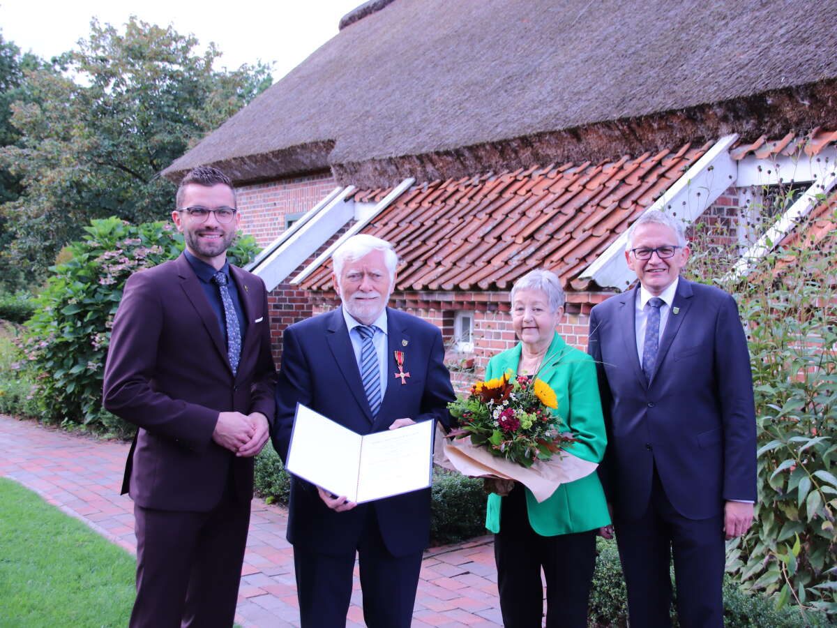 Bundesverdienstkreuz für Alfred Meyer Ehemaliger Bürgermeister aus
