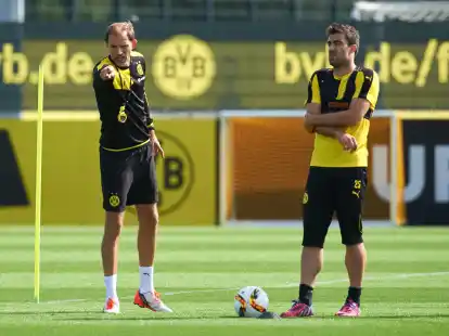 Dortmunds Ex-Trainer Thomas Tuchel (l) und Sokratis auf dem Trainingsgel&auml;nde des BVB. Gibt es ein Wiedersehen beim FC Bayern?