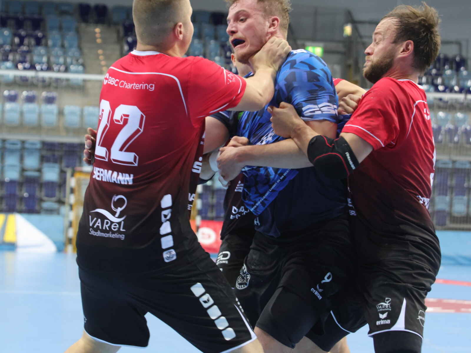 Handball-Oberliga TvdH Oldenburg verliert gegen HSG Varel in kleiner EWE- Arena
