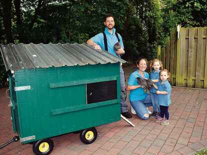 Jan Christian und Vivien Laumen mit Emma und Anna &shy;pr&auml;sentieren stolz den selbst gebauten H&uuml;hnerstall &ndash; der sich von potenziellen Haltern mieten l&auml;sst.