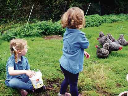 Emma und Anna lernen schon fr&uuml;h den verantwortungsvollen Umgang mit den Tieren.