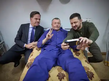 Ein verwundeter ukrainischer Soldat macht ein Selfie mit Pr&auml;sident Wolodymyr Selenskyj und dem niederl&auml;ndischen&nbsp;Regierungschef Mark Rutte, der zu Besuch in der stark von russischen Luftangriffen betroffenen Hafenstadt Odessa ist.