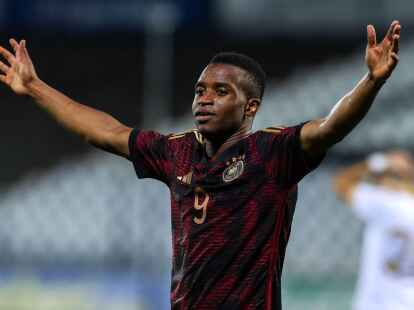 Schn&uuml;rte in Bulgarien einen Dreierpack: Youssoufa Moukoko.