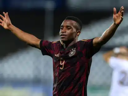 Schn&uuml;rte in Bulgarien einen Dreierpack: Youssoufa Moukoko.